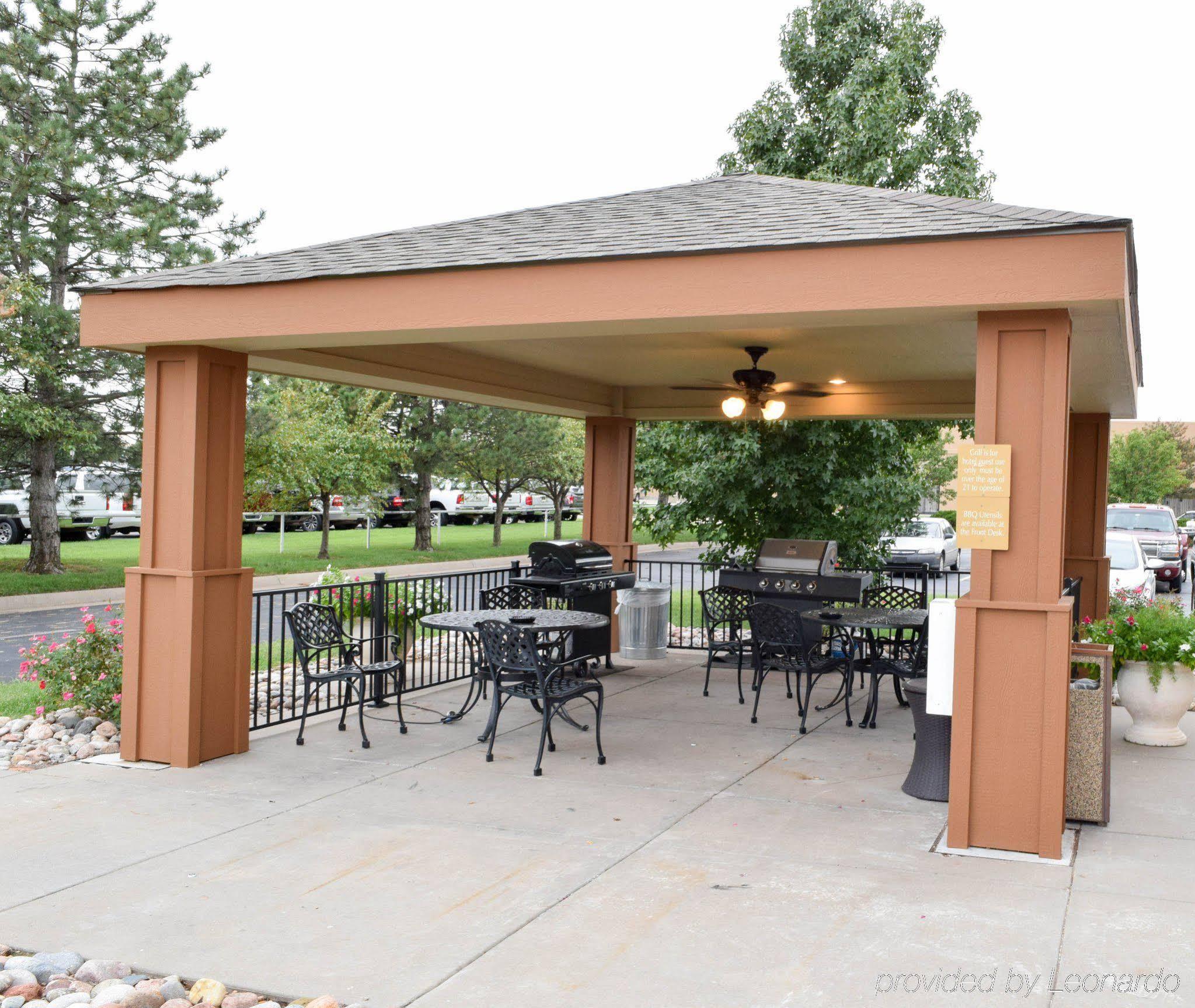 Sonesta Simply Suites Wichita Airport Exterior photo