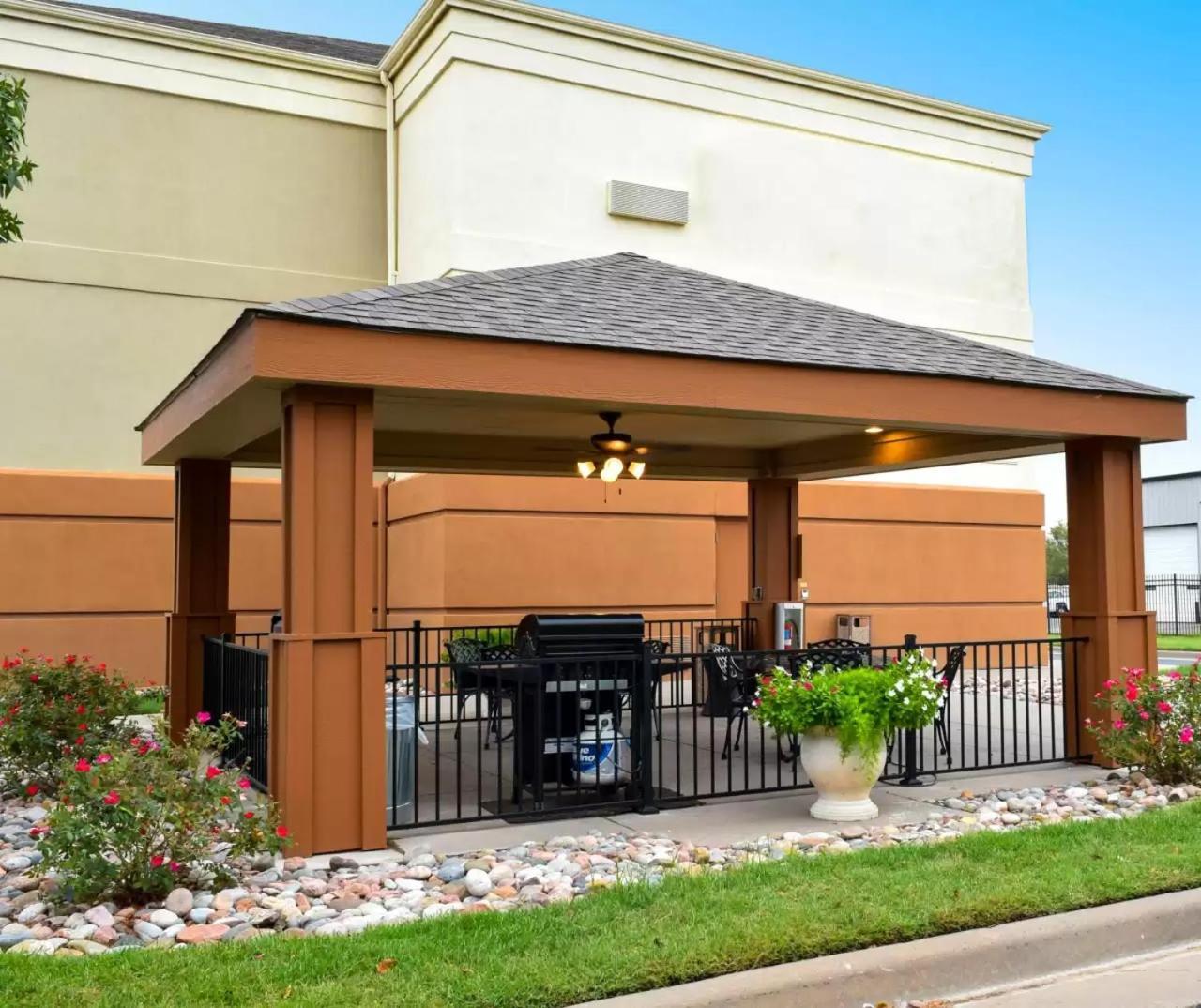 Sonesta Simply Suites Wichita Airport Exterior photo